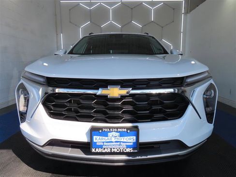 Used 2025 Chevrolet Trax LT w/ LT Convenience Package FWD image 3