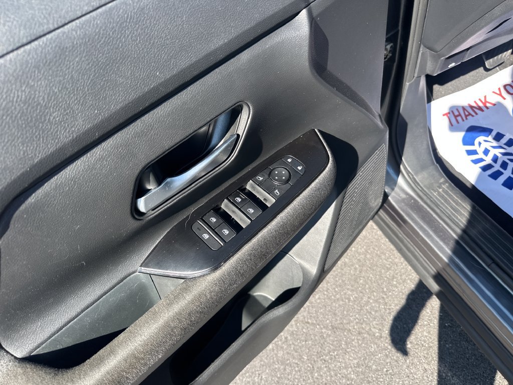 Used 2025 Nissan Kicks SV AWD/4WD image 16