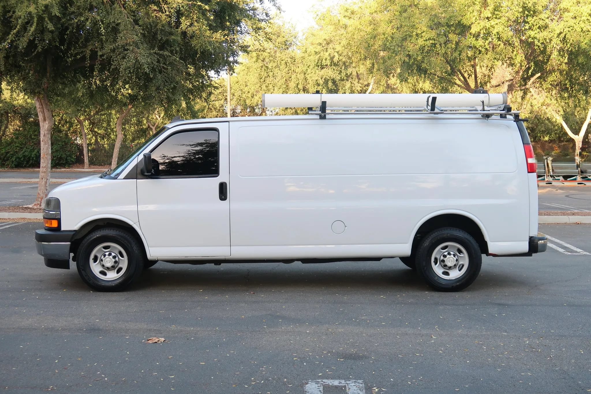 Used 2017 Chevrolet Express 2500 Extended RWD image 5