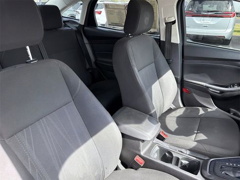 Used 2016 Ford Focus SE w/ SE Sport Package image 15