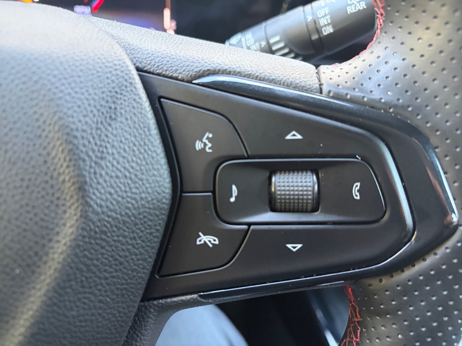 Used 2025 Chevrolet Trax RS w/ Sunroof Package FWD image 27