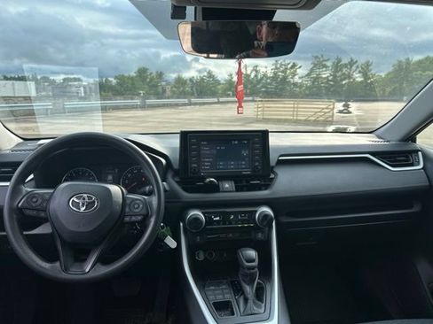 Certified 2022 Toyota RAV4 LE AWD/4WD image 9