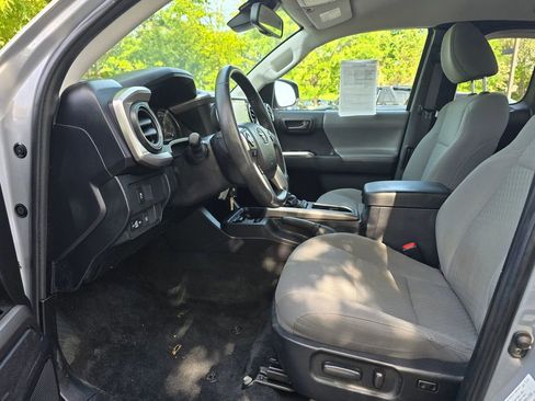 Used 2021 Toyota Tacoma SR5 AWD/4WD image 15