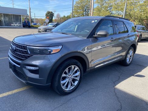 Used 2023 Ford Explorer XLT w/ Equipment Group 202A image 4