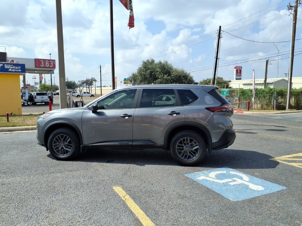 Used 2023 Nissan Rogue S FWD image 2