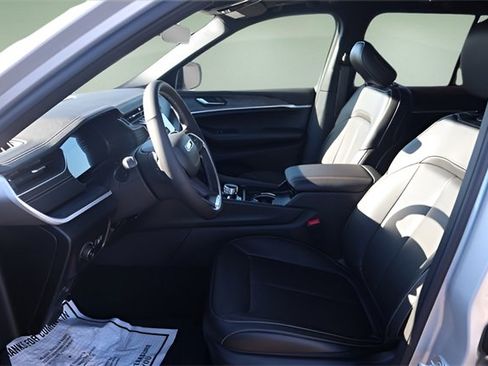 New 2025 Jeep Grand Cherokee Limited image 11