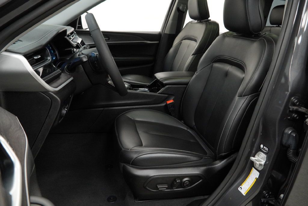 Used 2023 Jeep Grand Cherokee 4WD 4xe image 3