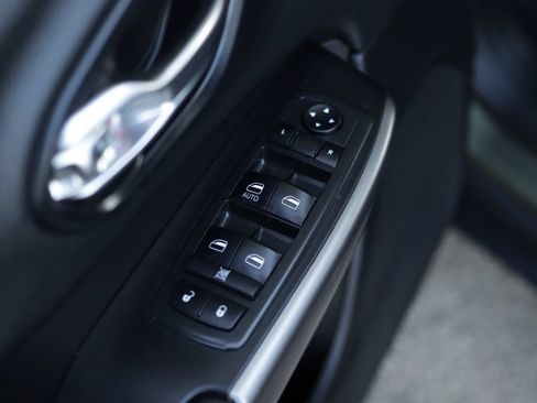 Used 2019 Jeep Cherokee Latitude w/ Popular Appearance Group FWD image 22
