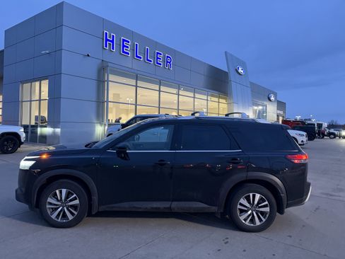 Used 2024 Nissan Pathfinder SL image 3