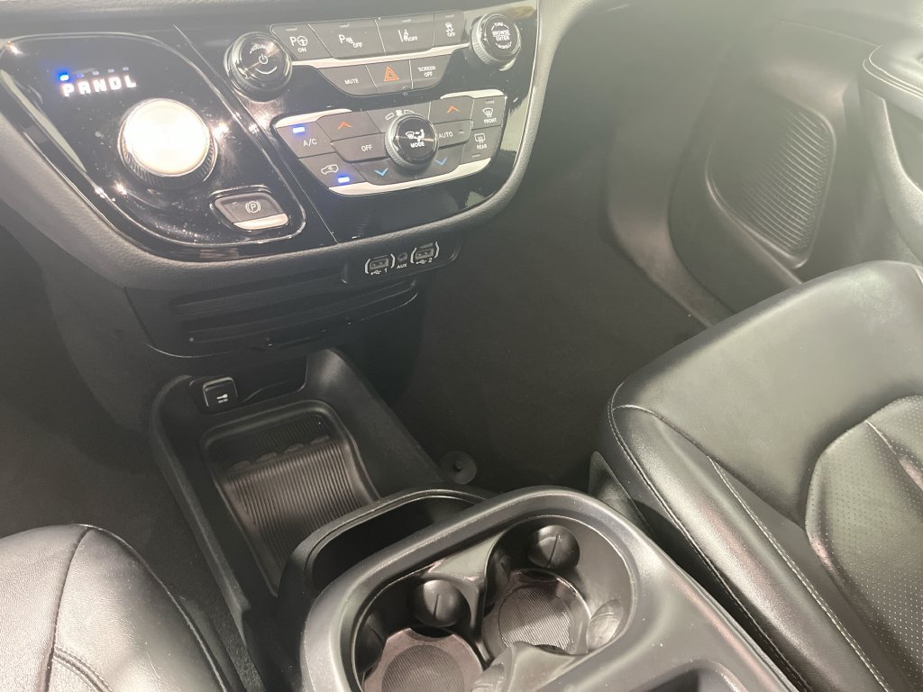 Used 2024 Chrysler Pacifica Limited FWD image 22
