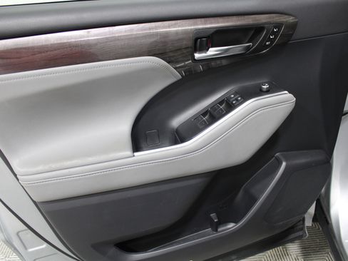 Used 2021 Toyota Highlander Limited image 6