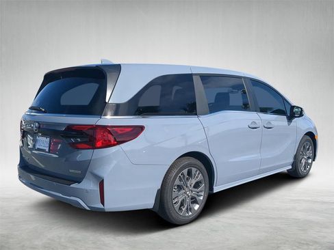 New 2026 Honda Odyssey Touring image 3