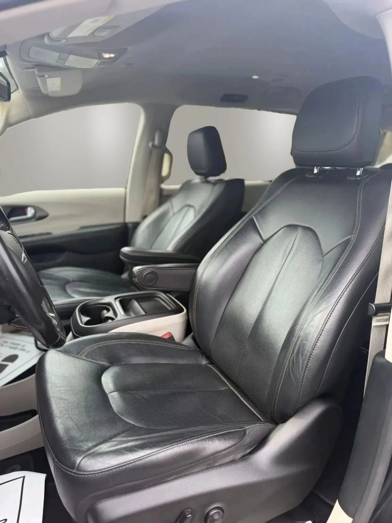 Used 2020 Chrysler Pacifica Touring-L FWD image 11