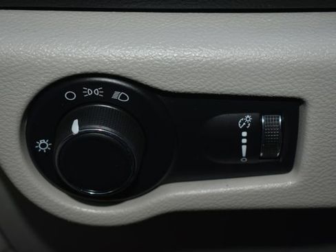 Used 2020 Chrysler Voyager L image 16