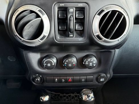 Used 2011 Jeep Wrangler Unlimited Rubicon w/ Connectivity Group AWD/4WD image 30
