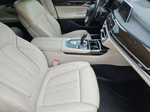 Used 2022 BMW 740i w/ Premium Package image 13