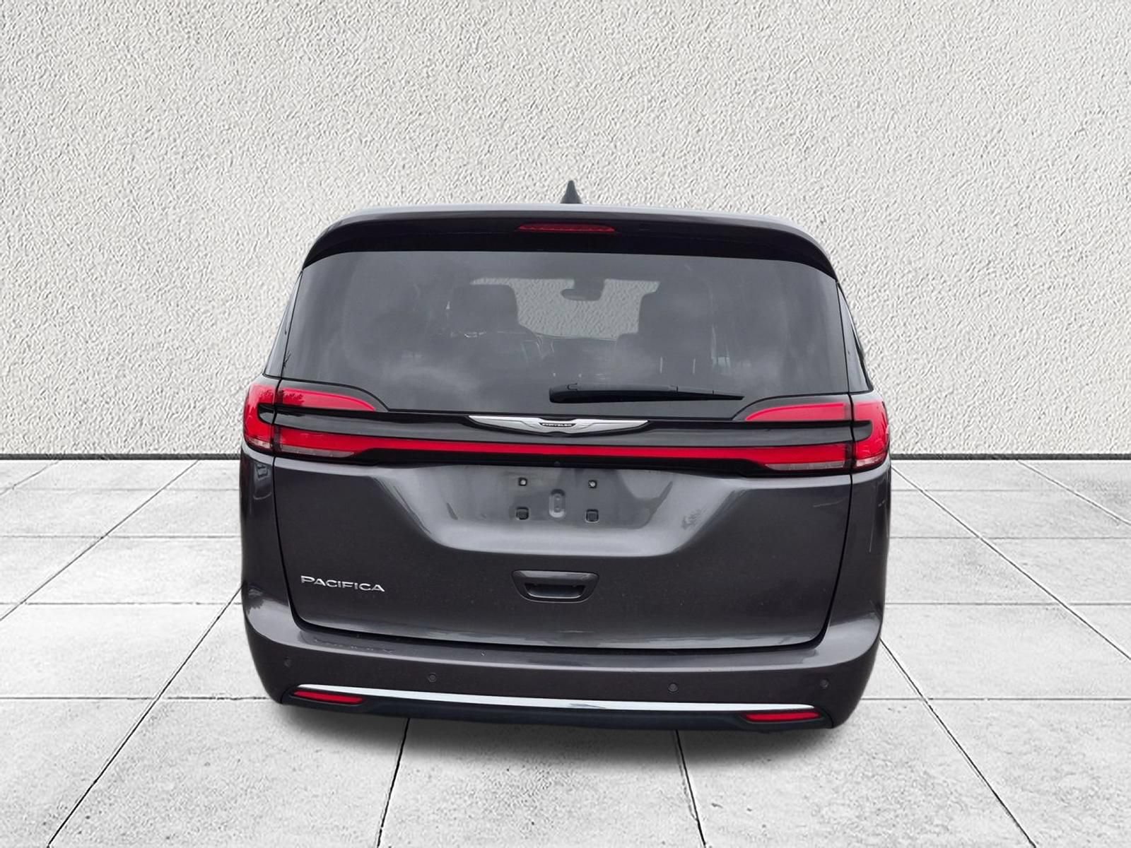Used 2023 Chrysler Pacifica Touring-L FWD image 4