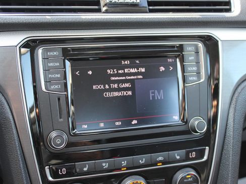 Used 2018 Volkswagen Passat 2.0T R-Line image 19