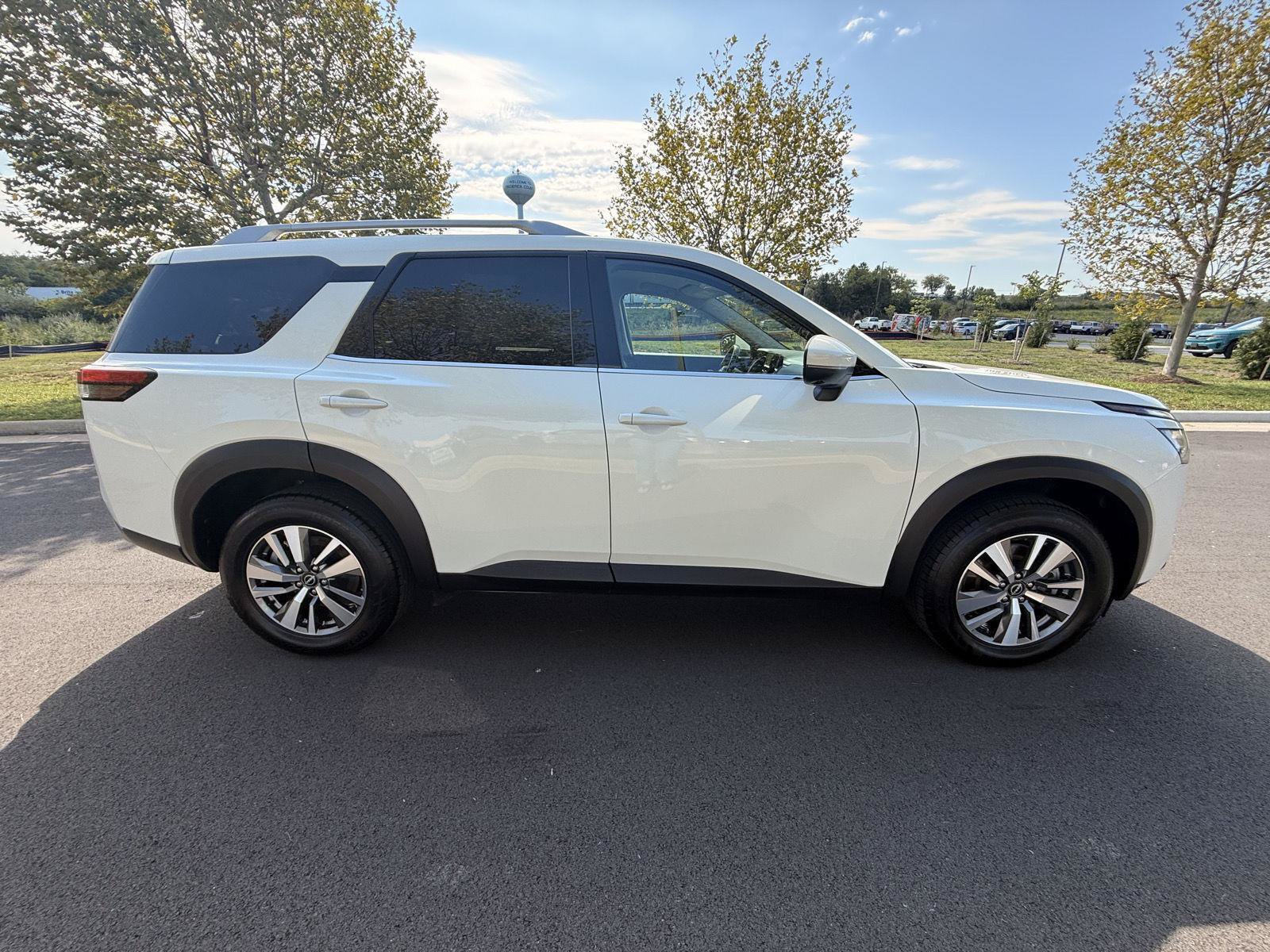 Used 2023 Nissan Pathfinder SL AWD/4WD image 4