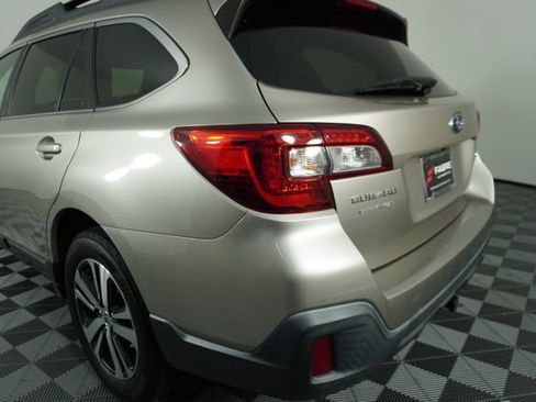 Used 2019 Subaru Outback 2.5i Limited AWD/4WD image 12