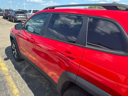 Used 2018 Jeep Cherokee Trailhawk w/ Comfort/Convenience Group AWD/4WD image 16