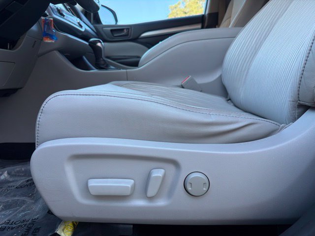 Used 2019 Toyota Highlander Plus FWD image 31