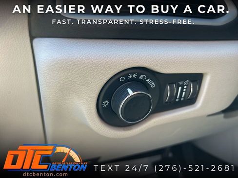 Used 2023 Chrysler Voyager LX FWD image 14