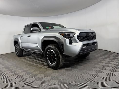 Used 2025 Toyota Tacoma TRD Off-Road AWD/4WD image 2