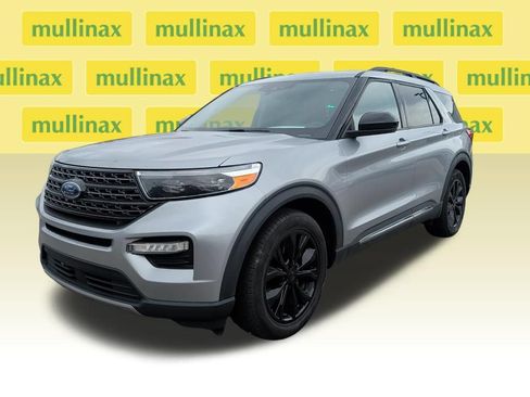 Used 2023 Ford Explorer XLT w/ Equipment Group 202A RWD image 2