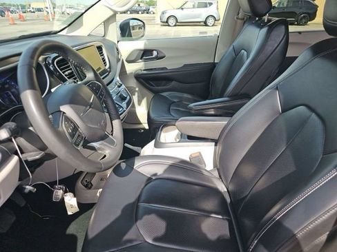 Used 2023 Chrysler Pacifica Touring-L FWD image 9
