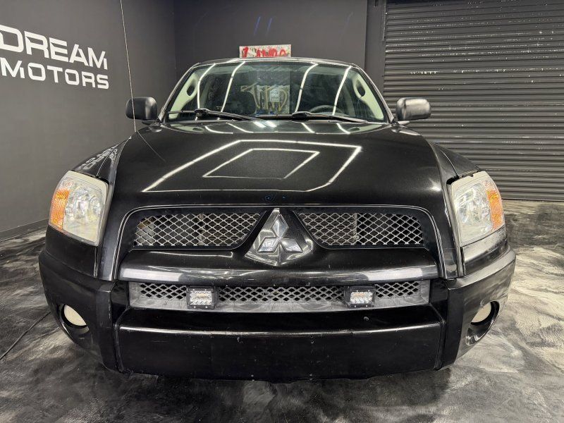 Used 2007 Mitsubishi Raider LS RWD image 2