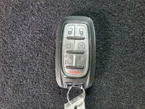 Certified 2025 Chrysler Pacifica Select image 36