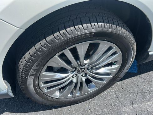 Used 2022 Toyota Venza XLE AWD/4WD image 3