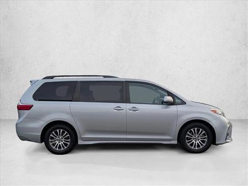 Used 2020 Toyota Sienna XLE Premium image 2