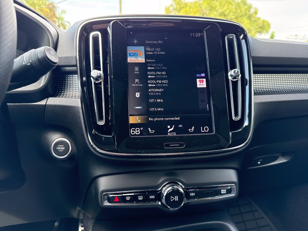 Used 2020 Volvo XC40 T4 R-Design FWD image 19