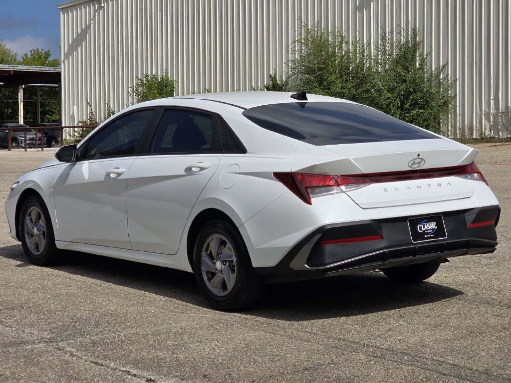 Used 2024 Hyundai Elantra SE FWD image 6
