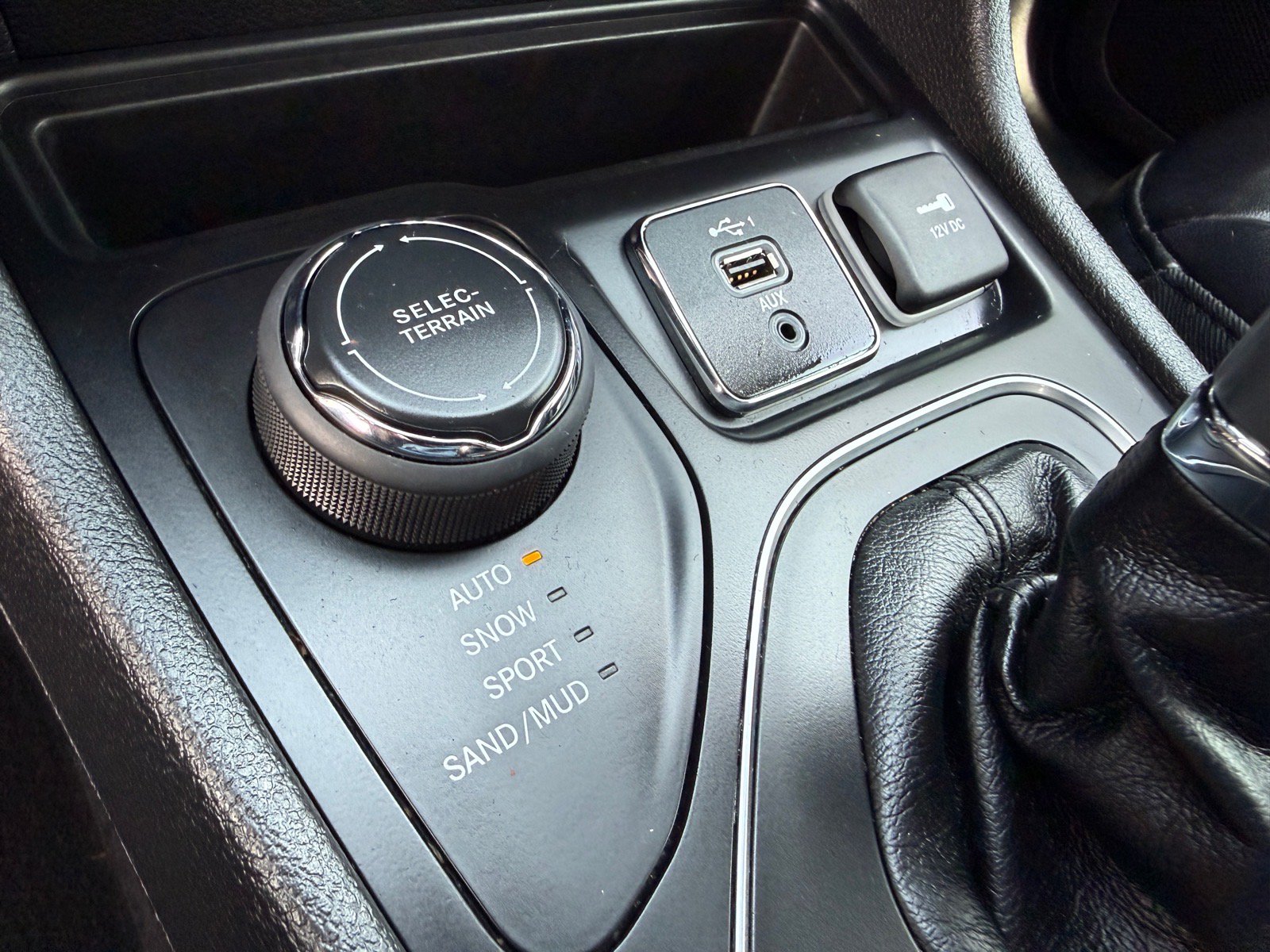 Used 2019 Jeep Cherokee Latitude Plus w/ Comfort/Convenience Group AWD/4WD image 29