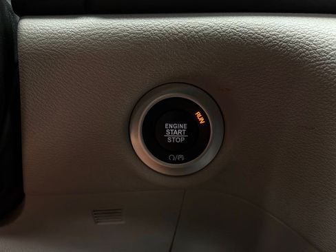 Used 2024 Chrysler Pacifica Touring-L FWD image 31