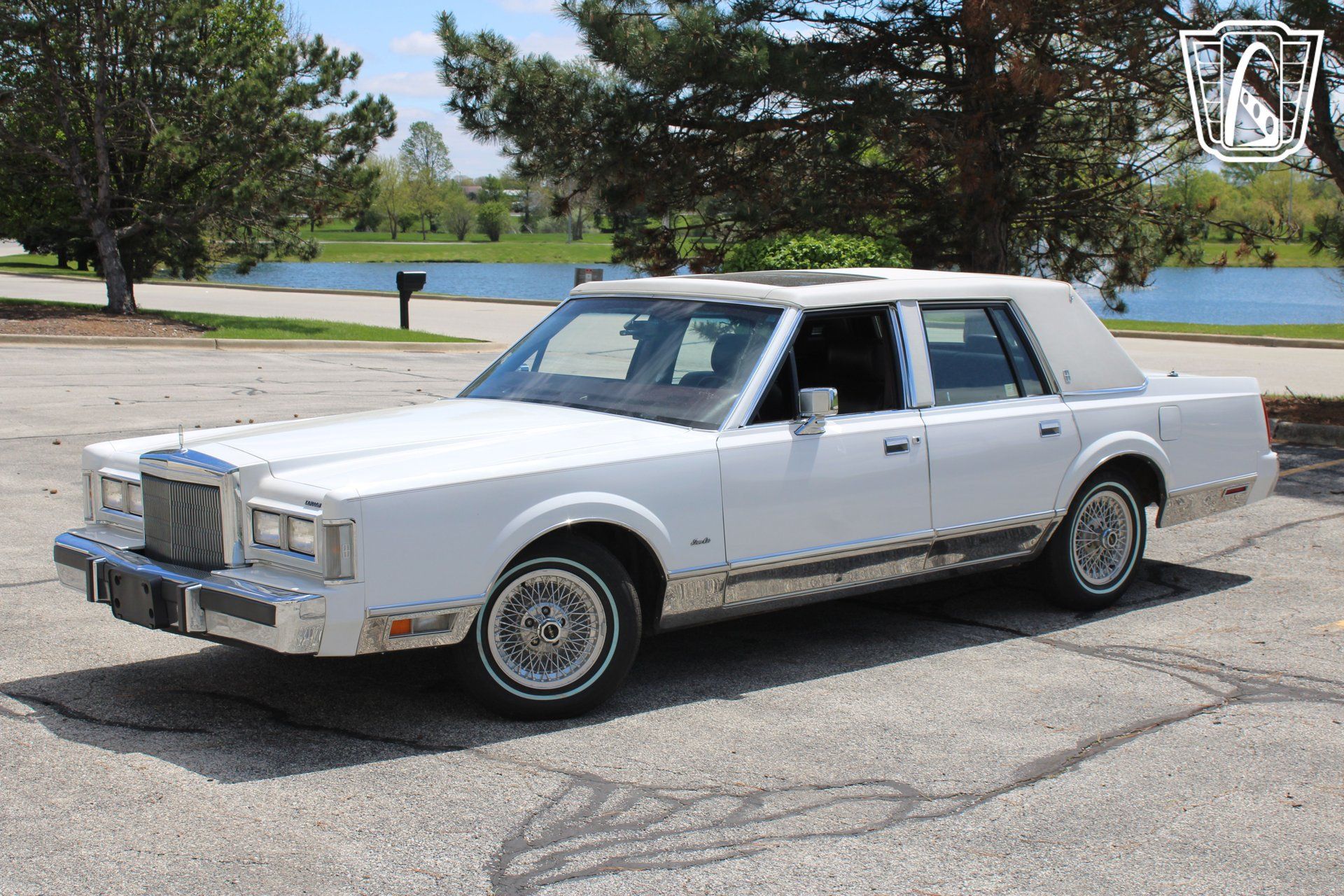 Used 1988 Lincoln Town Car Signature RWD image 2