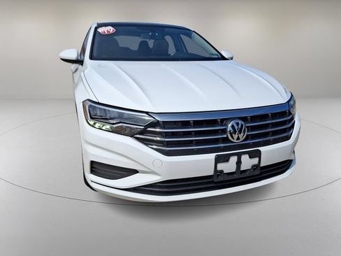 Used 2019 Volkswagen Jetta SE w/ Cold Weather Package FWD image 2