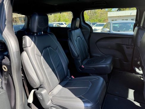 Used 2018 Chrysler Pacifica Touring-L image 17