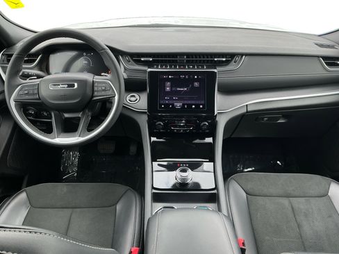 Used 2025 Jeep Grand Cherokee Altitude RWD image 10