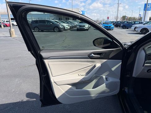 Used 2022 Volkswagen Jetta SE image 17