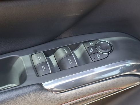 Used 2025 Chevrolet Traverse RS FWD image 24