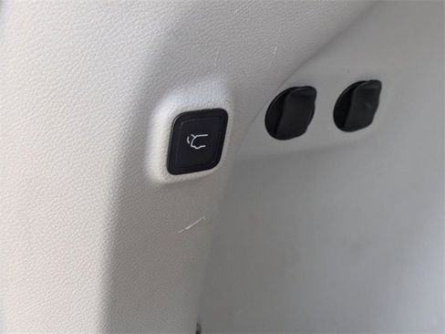 Used 2019 Jeep Cherokee Limited image 18