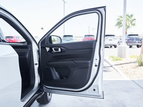 Used 2024 Jeep Compass Trailhawk image 11