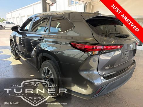 Used 2023 Toyota Highlander XLE AWD/4WD image 3