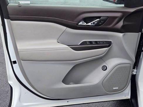 Used 2023 GMC Acadia SLT image 21