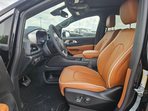 New 2026 Chrysler Pacifica Pinnacle image 9