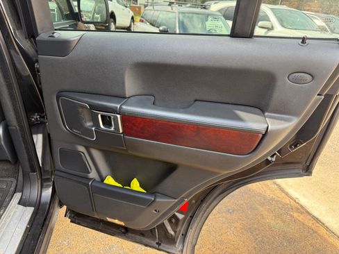 Used 2011 Land Rover Range Rover HSE image 25